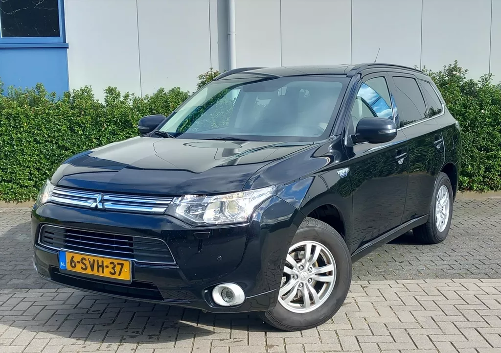MITSUBISHI Outlander 2.0 PHEV 4WD CVT 5P Instyle+