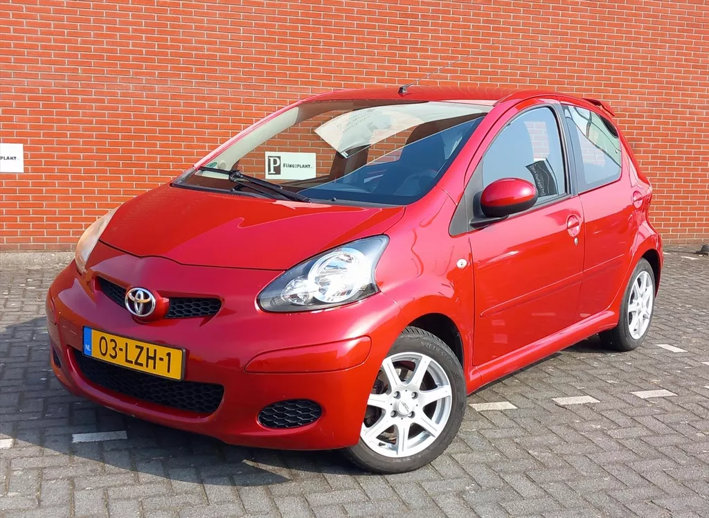 TOYOTA Aygo 1.0 12V VVT-I 5DRS Aspiration Red Airco