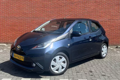 TOYOTA Aygo 1.0 VVT-i 69pk 5D x-play Camera/Navigatie
